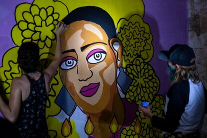 Dos mujeres pintan un mural a las afueras del Palacio Municipal de Tulum en honor a la salvadoreña Victoria Salazar, muerta tras una brutal detención policial.
