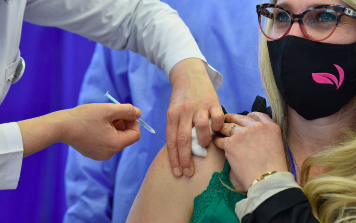 Hospitales públicos de Berlín suspenden vacuna de AstraZeneca en mujeres de menos de 55 años