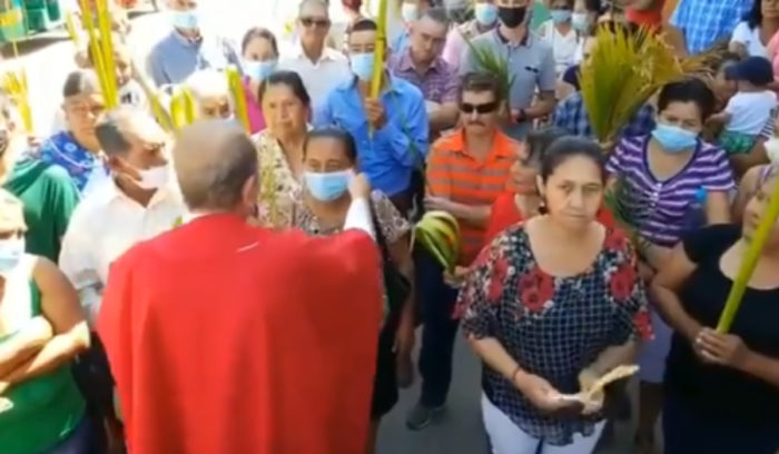 Sacerdote hondureño arranca cubrebocas e incita a feligreses a no usarlo | Video