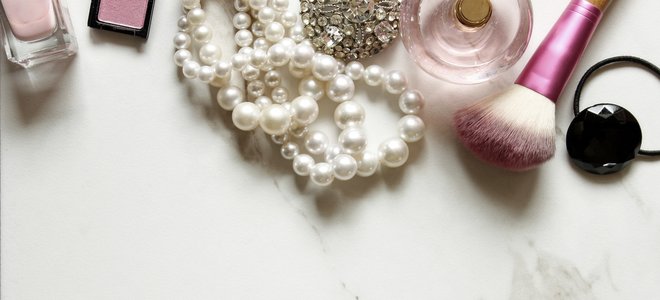 suministros de joyería y maquillaje en el mostrador del baño