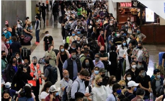 AMLO alerta de Tercera Ola de contagios de COVID, mientras miles se hacinan en Playas y Aeropuertos