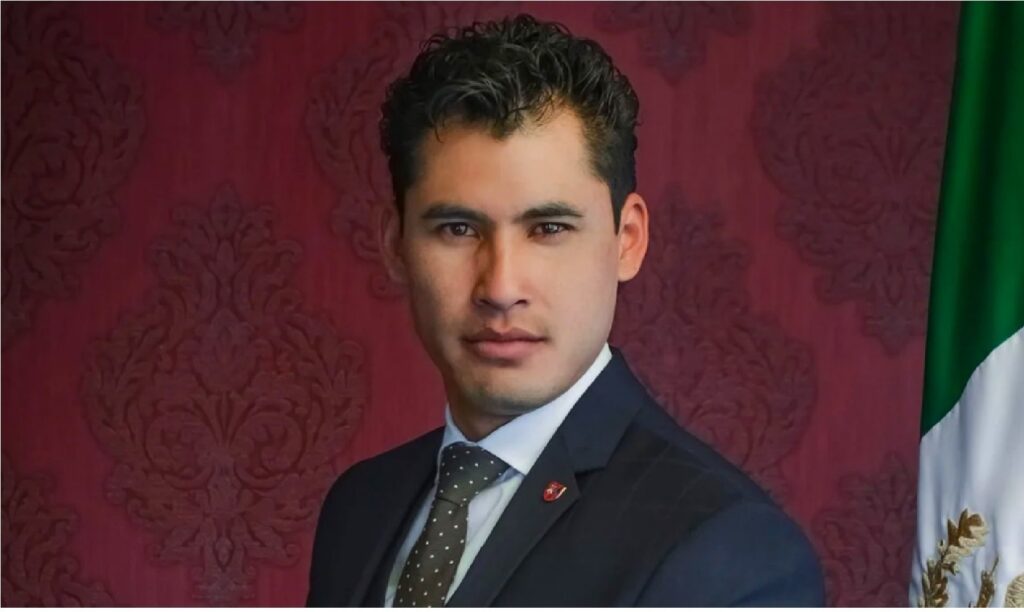 Acusan de pedófilo a candidato a diputado local, exhibió fotos inadecuadas con su hija, cancelan su registro