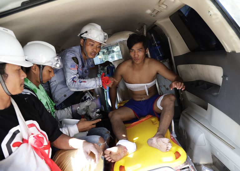 Personal sanitario atiende a un herido, este miércoles en Yangón (Myanmar).