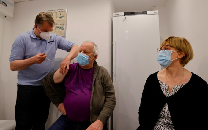 Alemania, Italia y Francia suspenden vacunación con AstraZeneca por dudas sobre seguridad