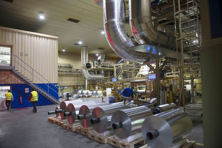 Bobinas de aluminio en la fábrica de Alucoat en Linares (Jaén).
