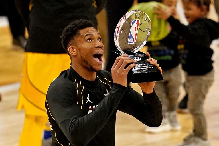 Antetokounmpo, con el premio al MVP del All Star.