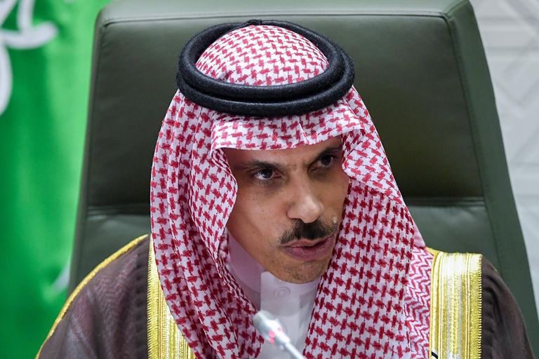 El ministro saudí de Exteriores, el príncipe Faisal Bin Farhan al Saud, durante el anuncio de su propuesta de alto el fuego a los rebeldes Huthi de Yemen.