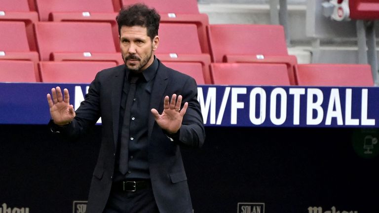 Simeone da instrucciones durante el derbi entre el Atlético y el Real Madrd (1-1) disputado el pasado domingo en el Wanda.