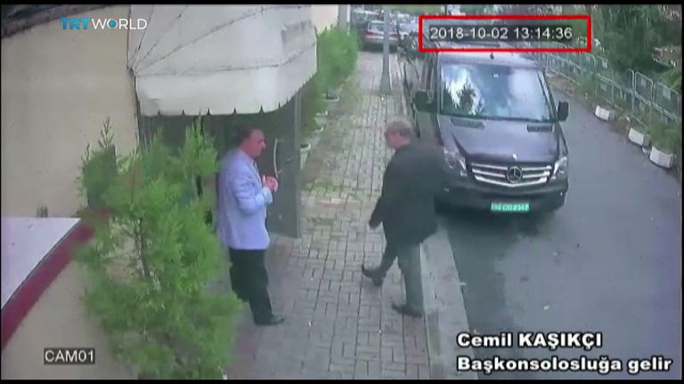 El periodista saudí Jamal Khashoggi entraba en el consulado de Arabia Saudí en Estambul, el 2 de octubre de 2018.
