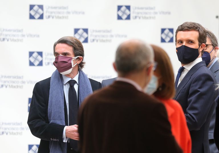 El expresidente del Gobierno José María Aznar junto al líder del PP, Pablo Casado, en la Universidad Francisco de Vitoria.