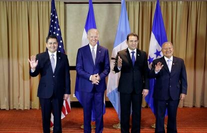 El vicepresidente Joe Biden durante un encuentro de la Alianza de la Prosperidad para el Triángulo Norte de Centroamérica celebrado en 2016 con los presidentes de Honduras, Juan Orlando Hernández (i), Guatemala, Jimmy Morales y El Salvador Salvador Sánchez Cerén (d).