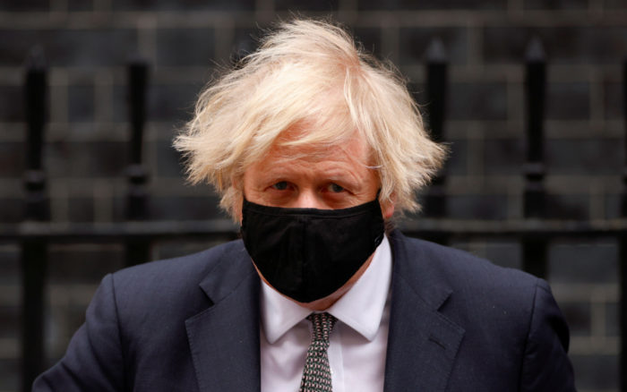 Boris Johnson afirma que quiere apertura en el comercio de vacunas con la UE