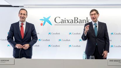 El nuevo presidente de CaixaBank, José Ignacio Goirigolzarri, (d) y el consejero delegado de la entidad, Gonzalo Gortázar (i), este viernes.