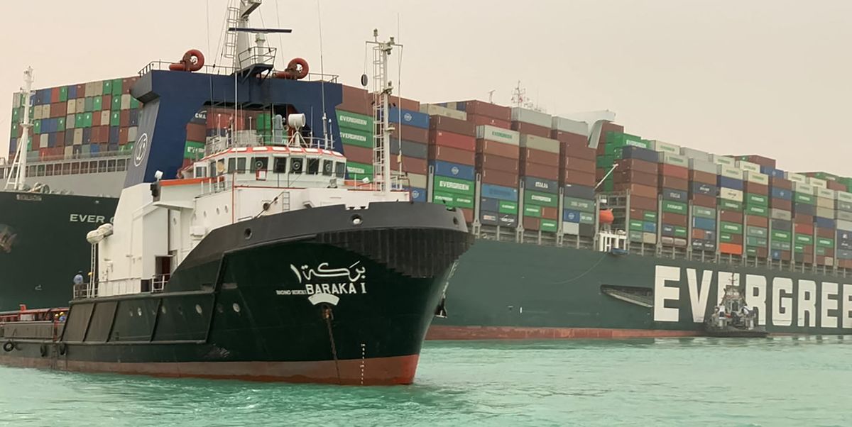Cómo ese enorme barco se atascó en el Canal de Suez y por qué nadie puede sacarlo