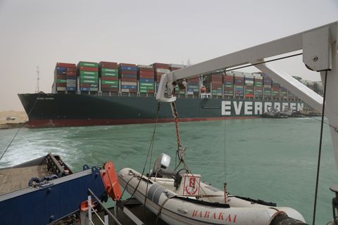Barco atrapado en el canal de Suez