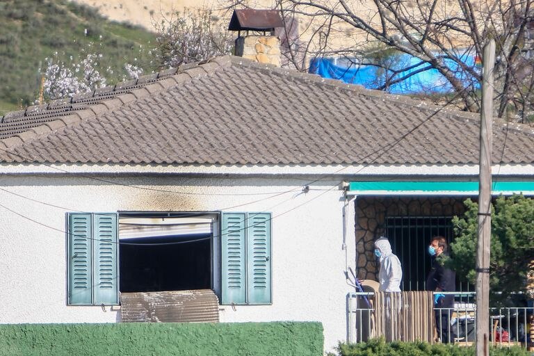 Agentes de la Guardia Civil realizan investigaciones en la vivienda en El Molar (Madrid) este martes.