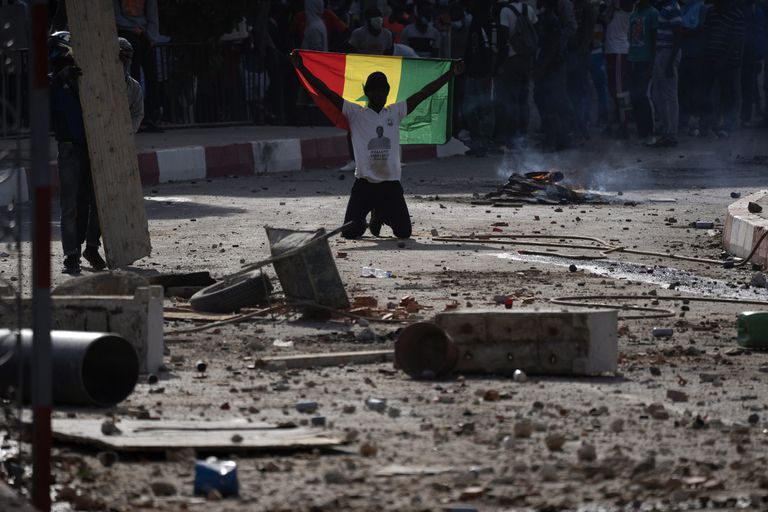 Un manifestante con una bandera senegalesa, en el campus de la Universidad Cheikh Anta Diop de Dakar, este jueves.
