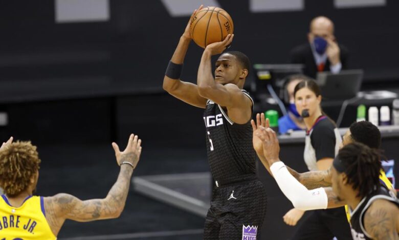 De’Aaron Fox lanza a canasta en el Kings-Warriors