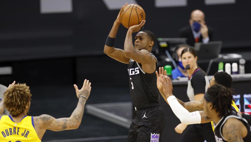 De’Aaron Fox lanza a canasta en el Kings-Warriors