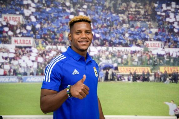 Cedric Wilfried Teguía, presentado con el Real Oviedo.