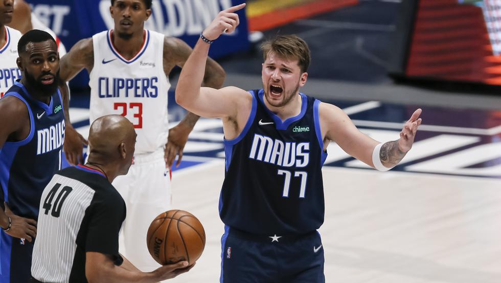 Luka Doncic se queja ante uno de los árbitros del Mavericks-Clippers