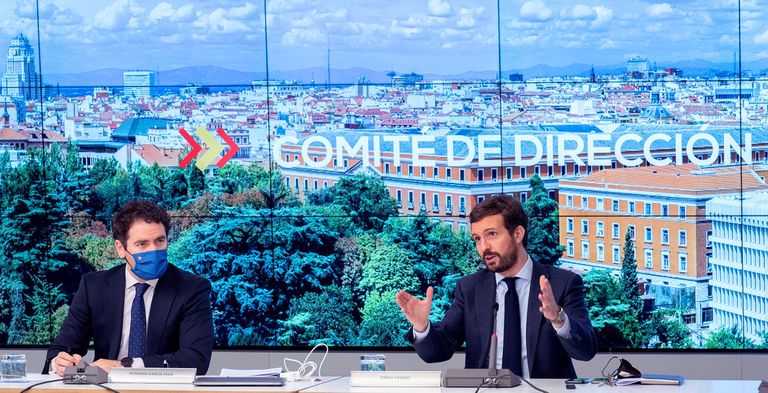 El presidente del PP, Pablo Casado (derecha) y el secretario general del PP, Teodoro García Egea, durante a reunión del Comité de Dirección de la formación.