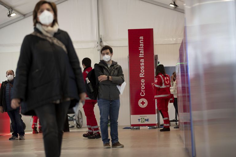 Vacunación en un centro de la Cruz Roja de Roma, este jueves.