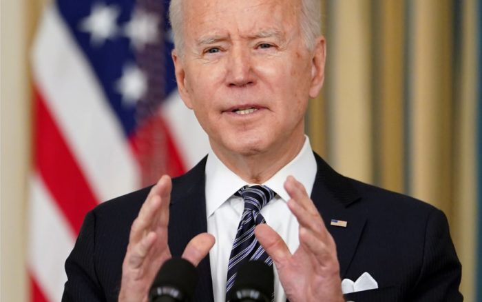 EU habla con varios países sobre vacunas extra para Covid-19: Biden