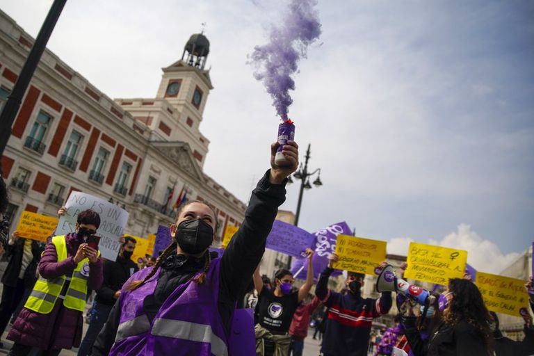 Una concentración feminista en la Puerta del Sol en Madrid este lunes.