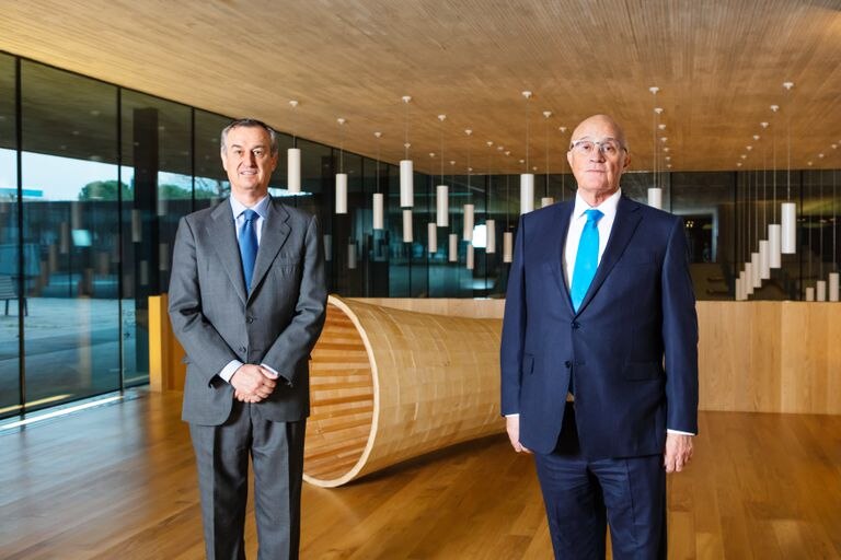 César González-Bueno, izquierda, nuevo consejero delegado, junto con el presidente del Sabadell, Josep Oliu.