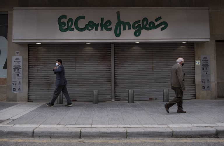 Entrada de El Corte Inglés de Linares (Jaén), cerrado desde final de febrero.