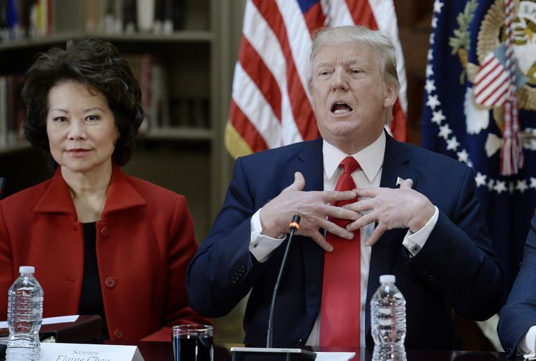 Elaine Chao, entonces secretaria de Transporte, junto a Donald Trump, en una reunión en 2017.