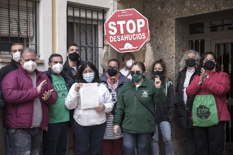 Protesta para paralizar un desahucio en Valencia, el pasado febrero.