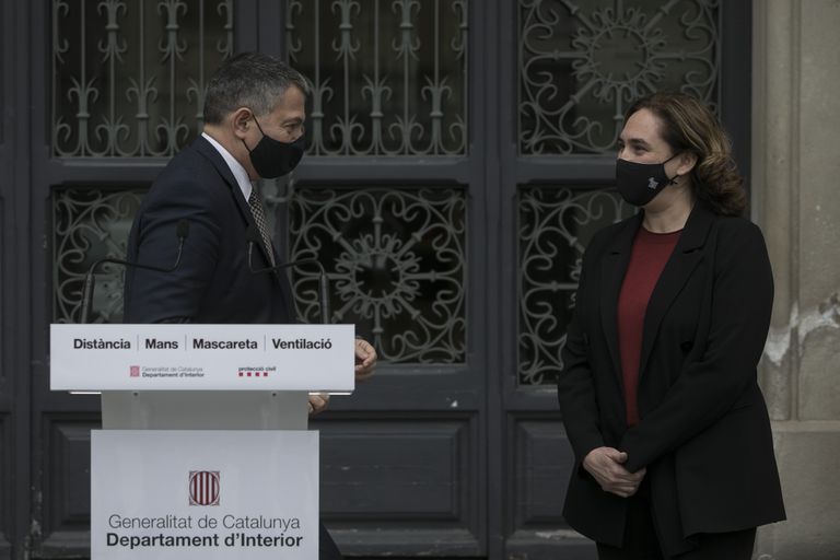El consejero de Interior de la Generalitat, Miquel Sàmper, este lunes junto a la alcaldesa Ada Colau, en Barcelona.