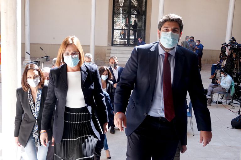 El presidente de la Región de Murcia, Fernando López Miras, y a su  izquierda, Isabel Franco, vicepresidenta de la comunidad.