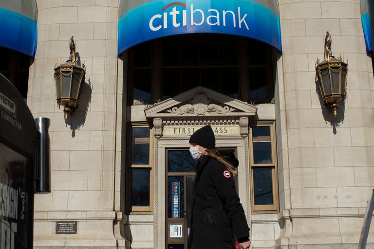 Una joven pasa ante una sucursal de Citibank, perteneciente a Citigroup, el 8 de febrero en Nueva York.