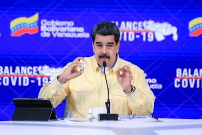 Nicolás Maduro enseña un frasco del medicamento Carvativir, en pasado 24 de enero en Caracas.