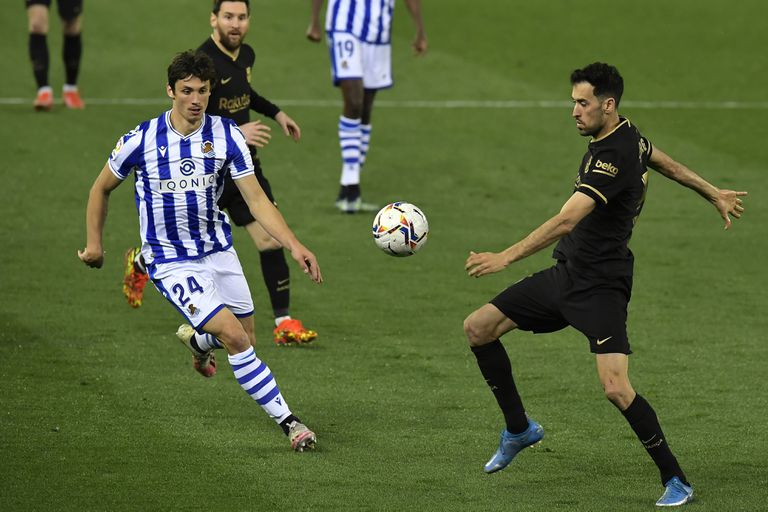 Busquets y Le Normand pugnan por un balón en el Real Sociedad-Barça,