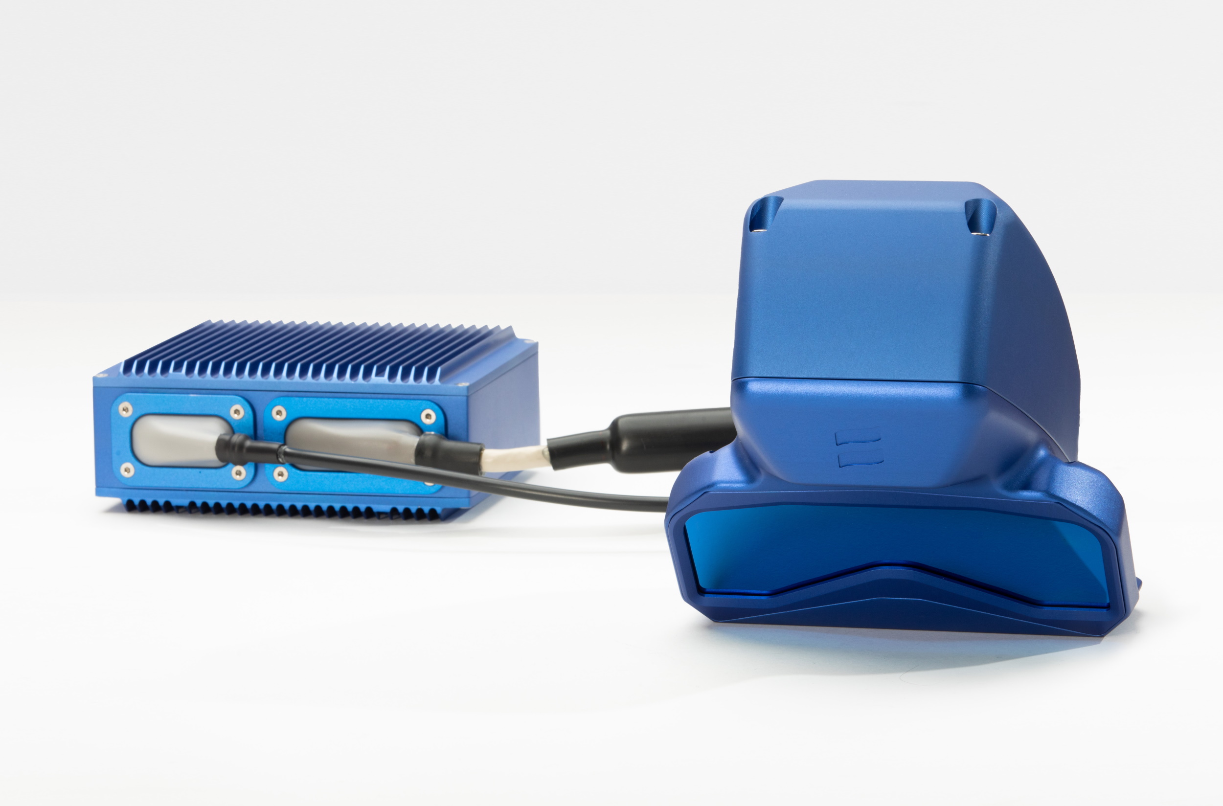 Una unidad lidar de Baraja pintada de azul brillante.