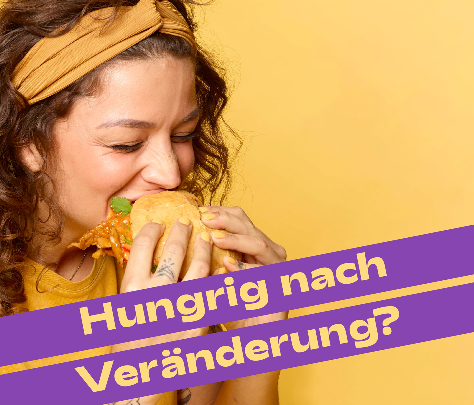 Una mujer muerde un bocadillo de puerco desmenuzado artificial.