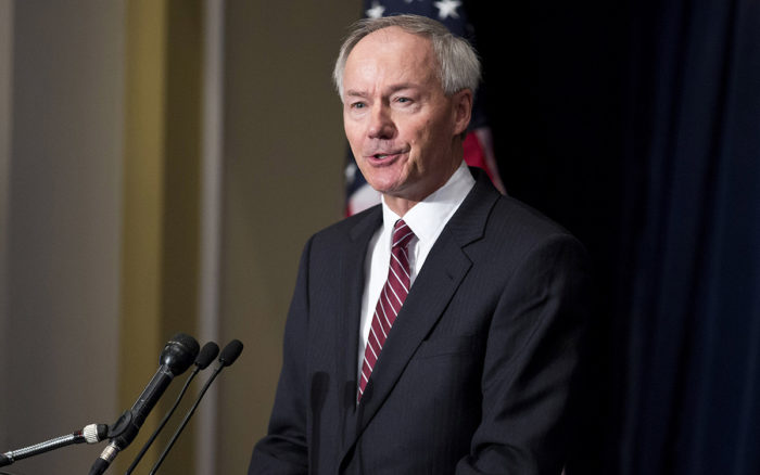 El gobernador de Arkansas promulga una ley que prohíbe casi totalmente el aborto