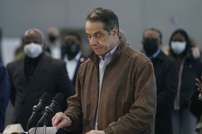 El gobernador Andrew Cuomo habla en una rueda de prensa el 8 de marzo.