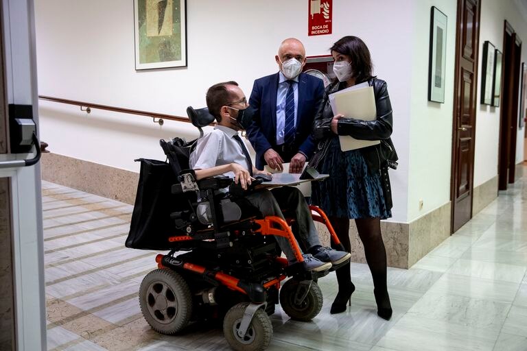 Los portavoces del grupo socialista, Adriana Lastra y Rafael Simancas, con el portavoz de Unidas Podemos, Pablo Echenique, este martes en el Congreso.