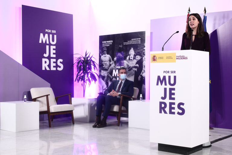 El presidente del Gobierno, Pedro Sánchez, observa la intervención de la ministra de Igualdad, Irene Montero, en un acto celebrado este lunes por el 8-M.