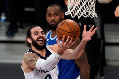 Ricky Rubio lanza, ante la mirada de LeBron en un duelo entre Lakers y Minnesota.