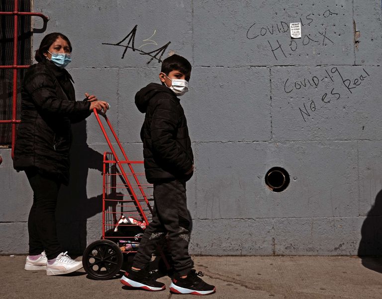 Una mujer y su hijo aguardan para hacerse la prueba de la covid, este miércoles en Nueva York.