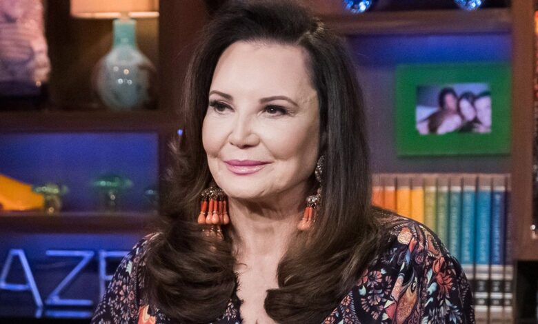 Encanto sureño: Patricia Altschul atrapada por las banderas confederadas en el árbol de Navidad