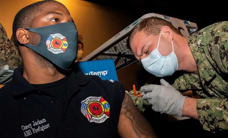 Un militar estadounidense recibe la vacuna contra la covid-19 en el Hospital Naval de EE UU en la base de Rota (Cádiz).