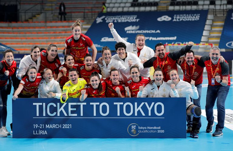 La selección española celebra la clasificación para los Juegos tras vencer a Argentina.