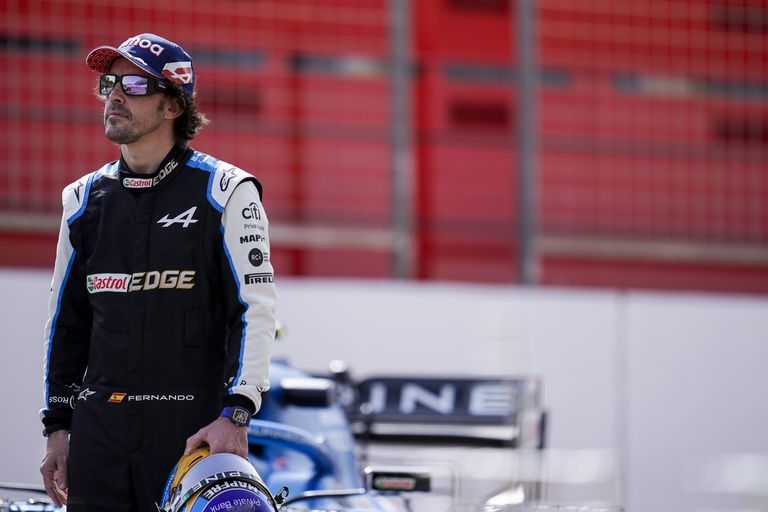 El piloto español Fernando Alonso, durante una sesión de fotos en el circuito de Bahréin.